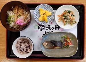 敬老の日のお昼ご飯の風景です。